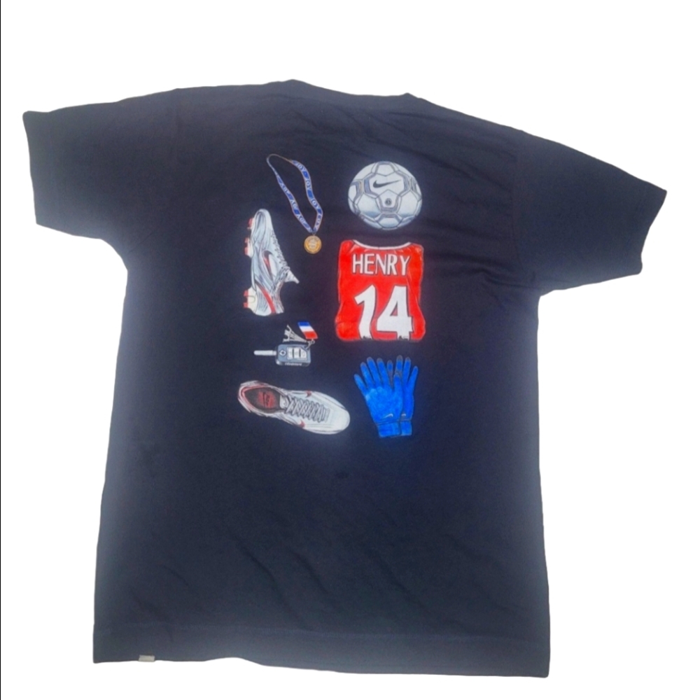 Mens Art or Football/ Soccer Tshirt Black size large